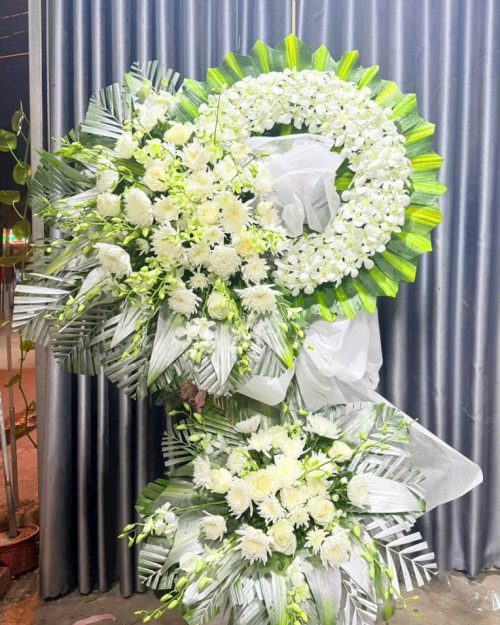 Vòng hoa viếng đám ma thiết kế lịch sự trang nghiêm mẫu 307