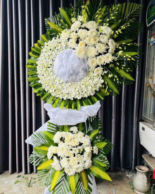 Kệ hoa tang lễ vòng tròn cúc trắng mẫu hiện đại 309