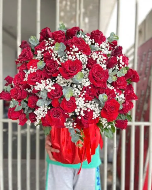 Giỏ hoa hồng đỏ kết ruy băng lụa cao cấp mẫu 122