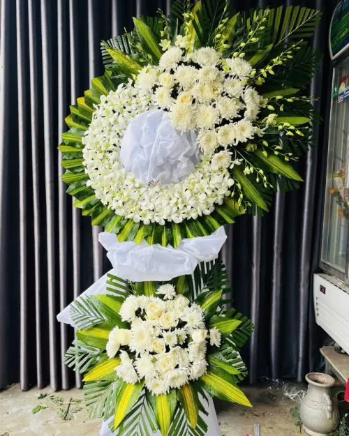 Kệ hoa tang lễ vòng tròn cúc trắng mẫu hiện đại 309