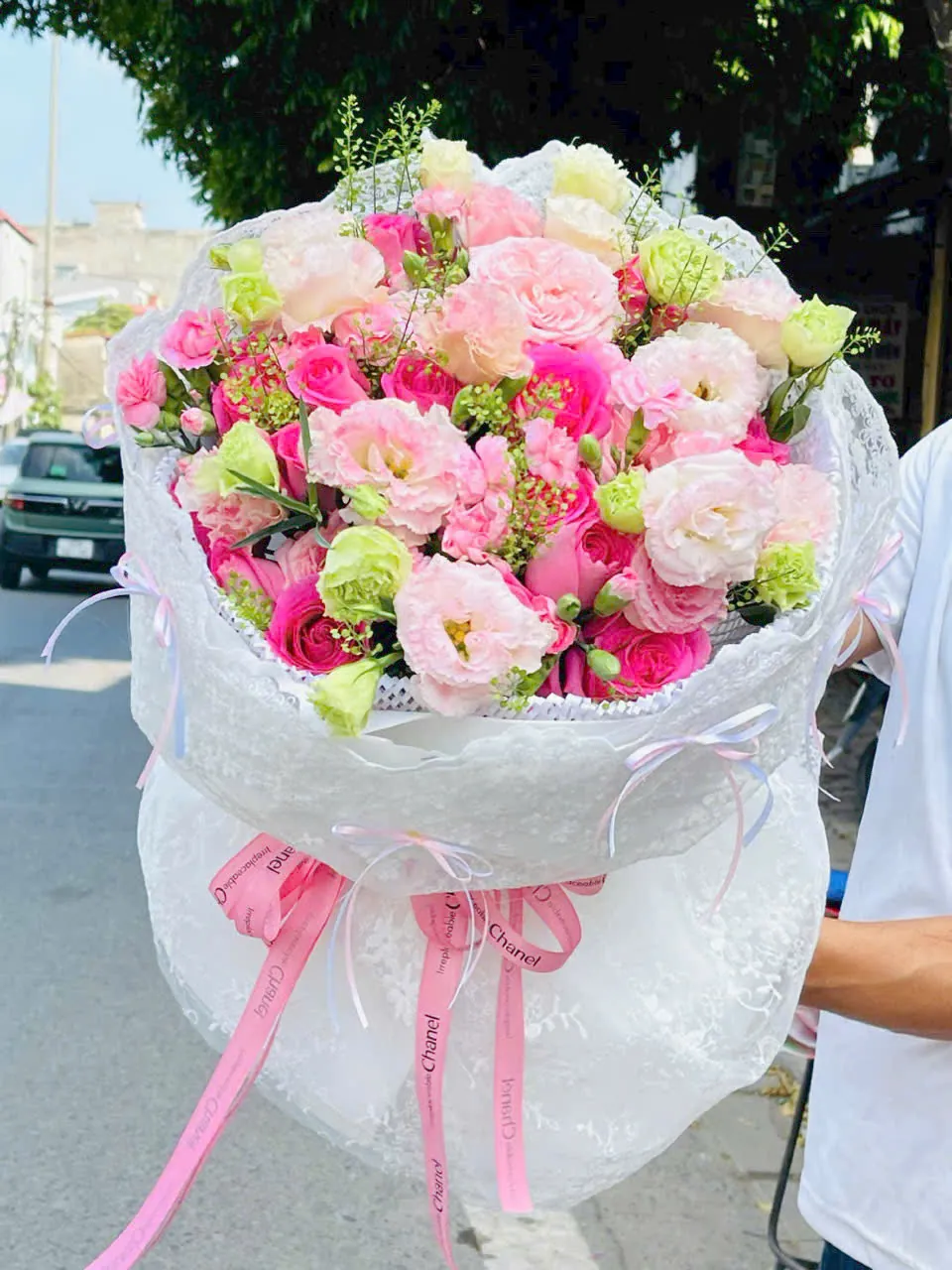 Bó hoa hồng sinh nhật tươi thắm phối sắc hồng và trắng nhẹ nhàng, bọc trong giấy gói trắng trang nhã thắt nơ hồng điệu đà, mang vẻ đẹp ngọt ngào